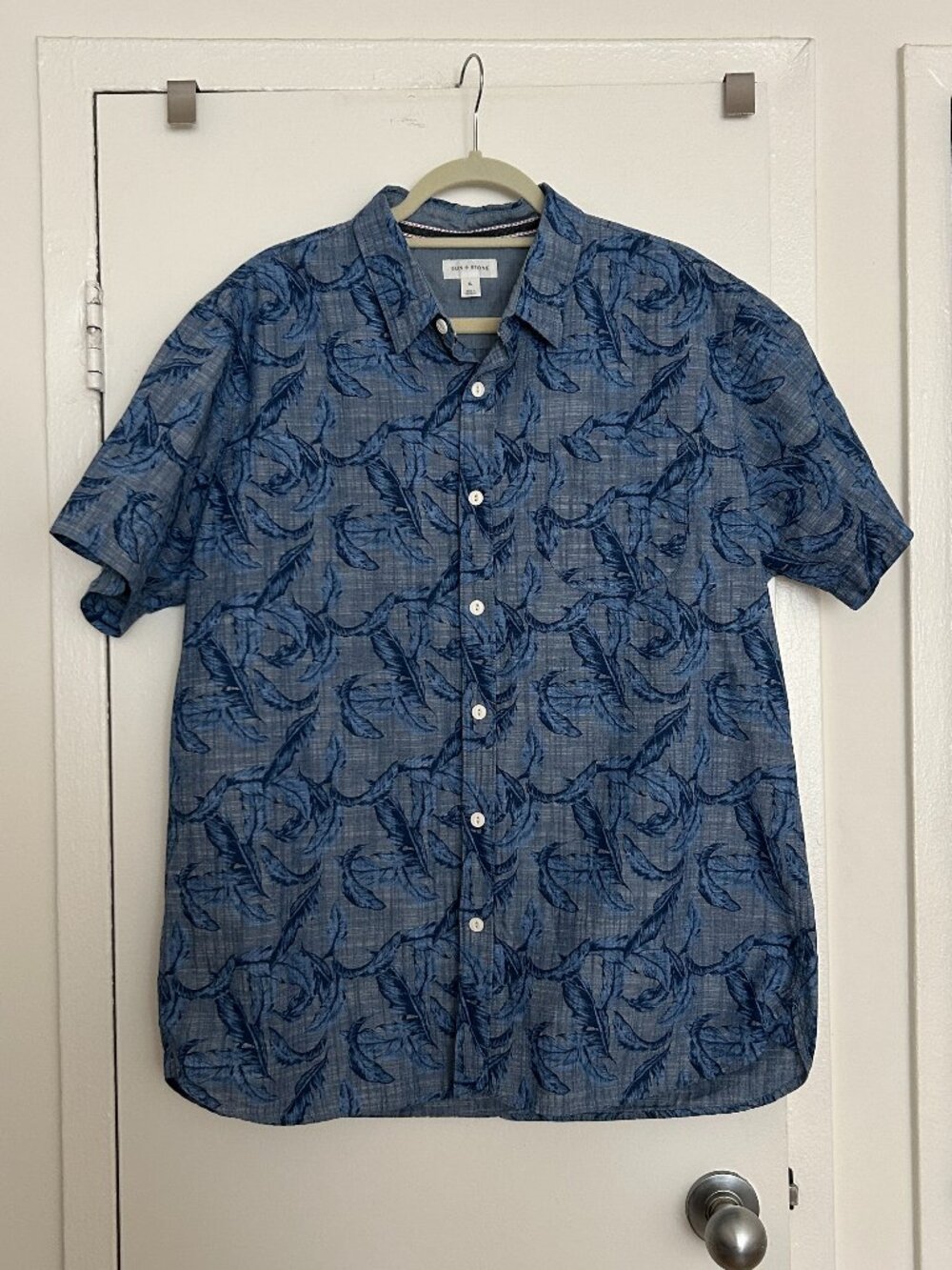 Sun + Stone Men's 100% Cotton Short Sleeve Button Down Blue Floral (Size XL)